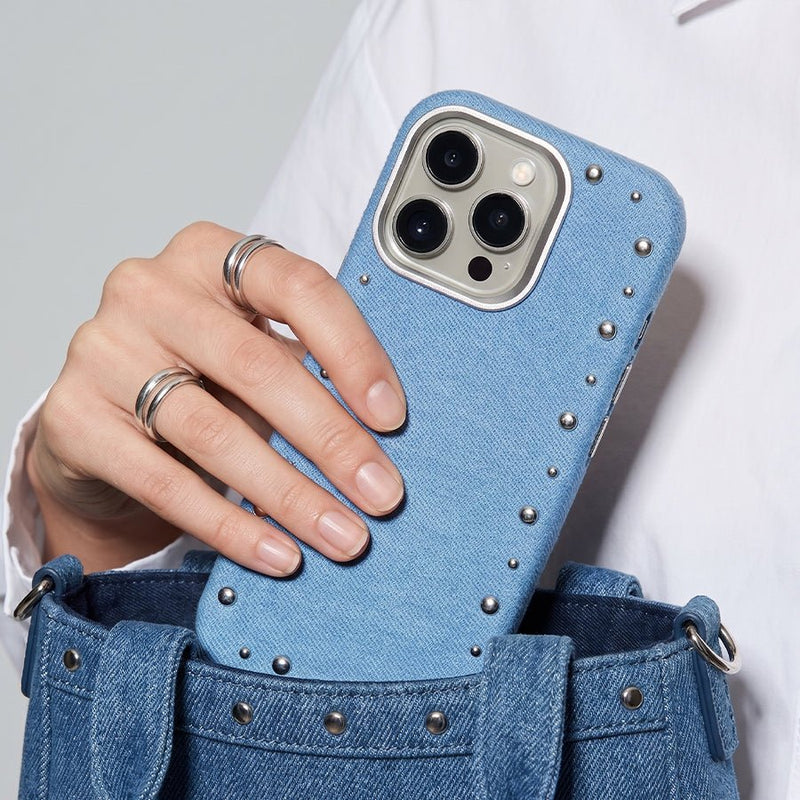Detalle del acabado vaquero de la funda Denim MagBattery para iPhone 15 Pro

