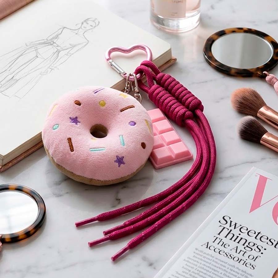 Charm colgante rosquilla - detalle del diseño kawaii